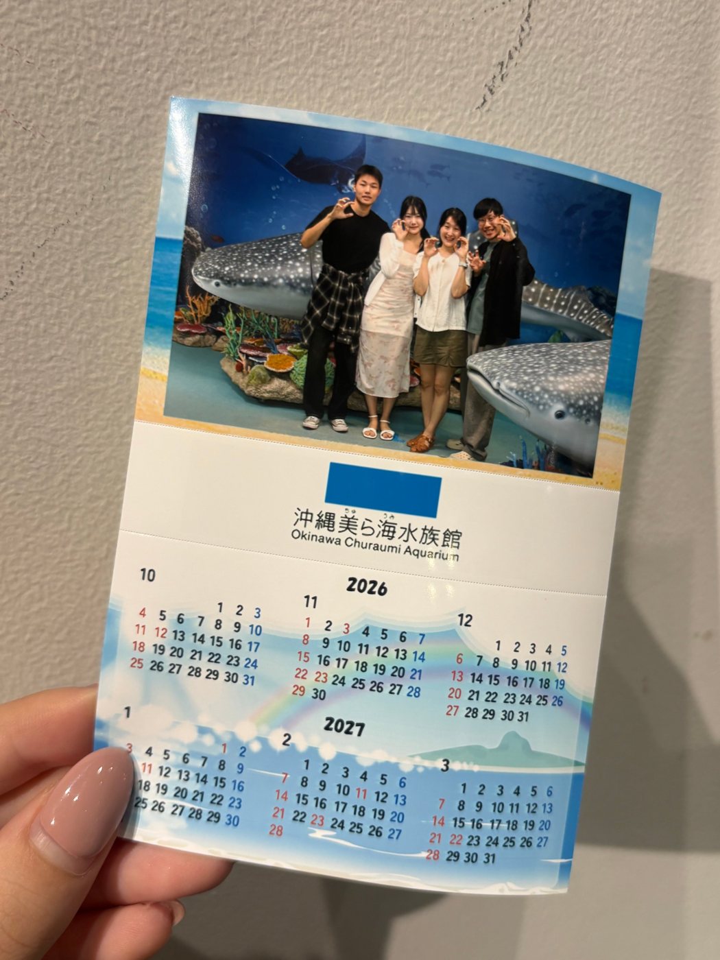 고래상어 배경 앞 가족사진이 들어간 츄라우미 수족관 기념 달력