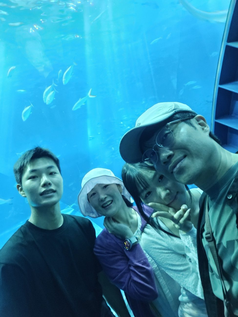 쿠로시오 대수조 앞에서 찍은 가족 네 명 셀카