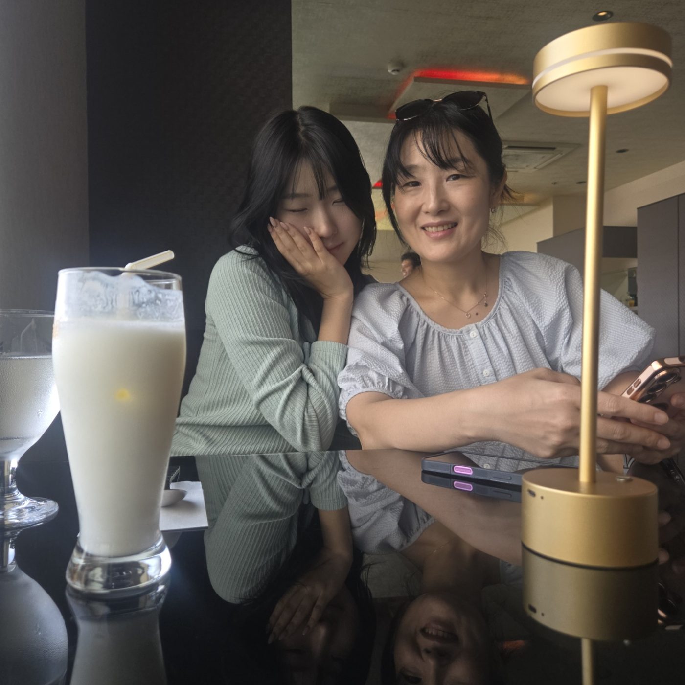 ZHYVAGO COFFEE WORKS에서 함께 앉은 엄마와 딸