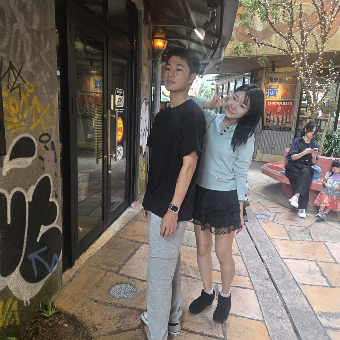 골목에서 나란히 선 아들과 딸