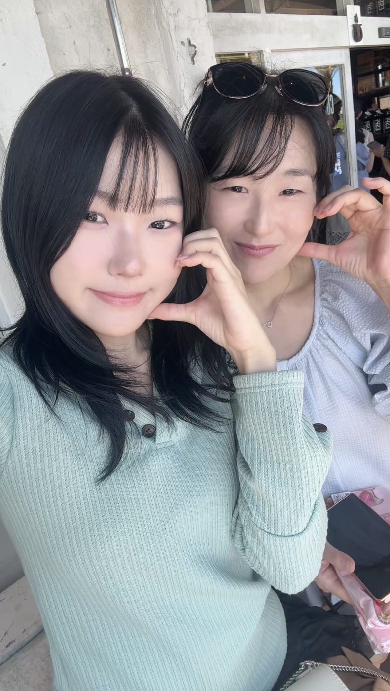 볼하트를 하는 엄마와 딸 셀카