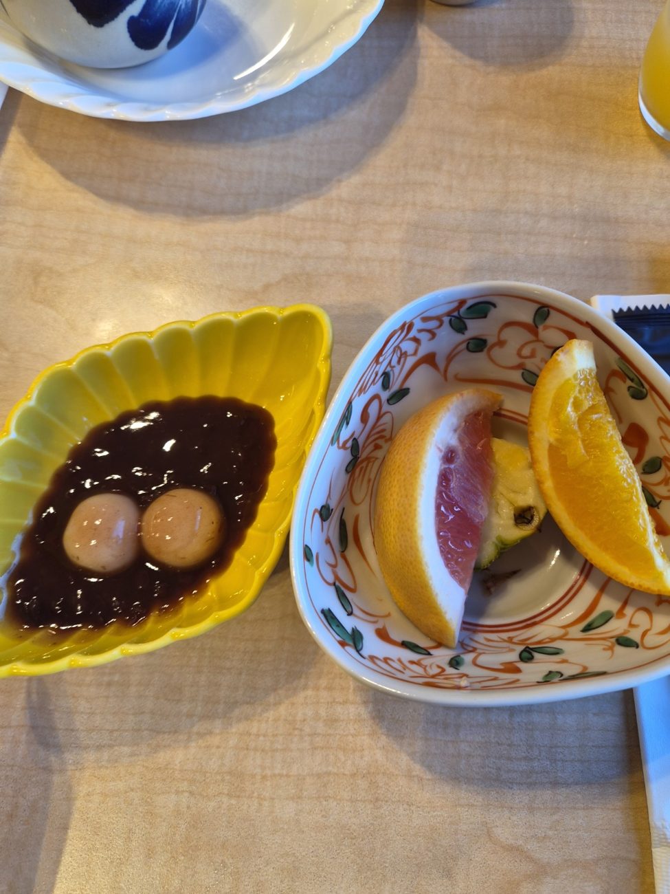 단팥 경단과 과일 디저트