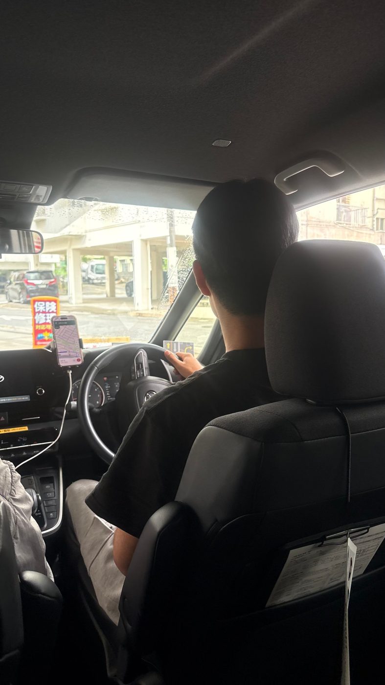 뒷좌석에서 본 운전석과 내비게이션