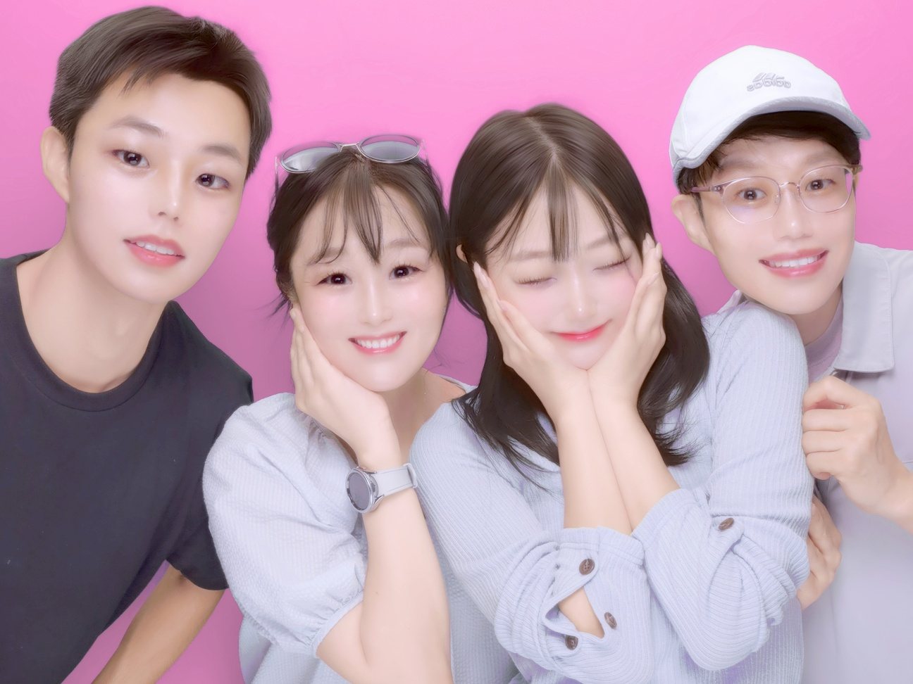 분홍 배경 앞 가족 네 명 스티커사진